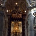 Konfessionsalter mit dem Bronze-Baldachin von Bernini im Dom, dahinter Berninis Cathedra Petri in der Apsis des Doms
