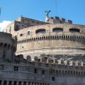 Castel SantAngelo oder Engelsburg von außen. Vorne die Bastione San Giovanni