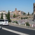 Piazza del Colosseo; Links: Arco di Constantino (Konstantinbogen), Mitte: Forum Romanum mit Il Tempio di Venere e Roma (Tempel der Venus und der Roma), Rechts: Colosseo
