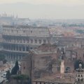 Blick aufs Kolosseum von der Terrasse des Monumento Vittorio Emanuele II