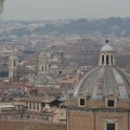 Blick auf die drei Kuppeln der Chiesa del Gesù, SantIvo alla Sapienza, SantAgnese in Agone (von vorne rechts nach hinten links betrachtet) und im Hintergrund ist die Engelsburg