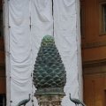 Pinienzapfen im Cortile della Pigna des Vatikans.