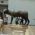 Kapitolinische Wölfin, die Romulus und Remus säugt