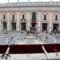 Blick aus dem Palazzo Nuovo auf den Palazzo dei Conservatori und einer Kopie der Reiterstatue von Marco Aurelio