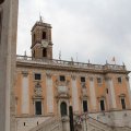 Blick aus dem Palazzo Nuovo auf den Palazzo Senatorio (Roms Rathaus)