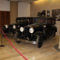 Vorne: Grahan Paige -TYPE 837 (1929) von Papst Puis XI und Papst Pius XII
Hinten: Mercedes-Benz-Limousine "Nürnberg" 460 (1930) von Papst Puis XI