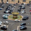 Parkplatz und Springbrunnen im Cortile del Belvedere