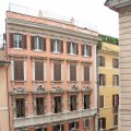 Blick aus dem Hotelzimmer auf einen Palazzo an der Via di Capo le Case