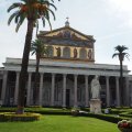 Fassade gesehen aus dem Atrium der Basilica Papale San Paolo fuori le Mura mit der Statue des Paulus