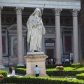 Die Statue des Paulus im Atrium der Basilica Papale San Paolo fuori le Mura