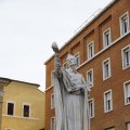 Statue des San Carlo Borromeo an der Largo degli Schiavoni auf der Piazza Augusto Imperatore