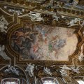 Das Deckenfresko Triumph der Heiligen Jungfrau über die Häresie im Langhaus der Chiesa di Santa Maria della Vittoria