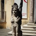 Linke Sfingi (Sphinx) vor dem Eingang des Casino Dei Principi, Villa Torlonia