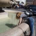 Abkühlen in der Fontana di Campo de Fiori