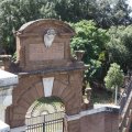 Musei Capitolini. Blick von der Dachterasse des Bistros auf das Eingangstor zum Garten des Musei Capitolini