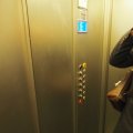 Im Aufzug in unserem Hotel