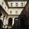 Im Hof der Chiesa di San Gregorio al Celio