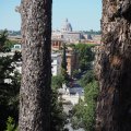 Blick von der Terrazza del Pincio auf die Kuppel des Petersdoms und die Piazza del Popolo