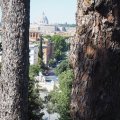 Blick von der Terrazza del Pincio auf die Kuppel des Petersdoms und die Piazza del Popolo