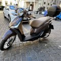Schicke Vespa an auf der Piazza della Trinità dei Monti