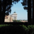 Palatin: Orti Farnesiani sul Palatino (Farnesische Gärten) hinten Monumento a Vittorio Emanuele II
