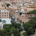 Blick auf den Gang zwischen Castel SantAngelo und derm Petersdom von der Dachterrasse des Castel SantAngelo