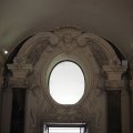 La Certosa di Santa Maria Degli Angeli: Fenster über dem Portal aus dem 18. Jahrhundert mit dem Kartäuserwappen in der Eingangshalle