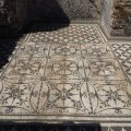 Villa Hadrian: Bodenmosaik  im Hospitalia