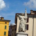 Monumento in memoria delle dieci giornate di Brescia auf der Piazza BellItalia