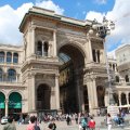 Eingang der Galleria Vittorio Emanuele II an der Piazza del Duomo