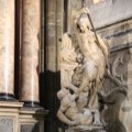San Michele Arcangelo che abbatte Lucifero auf der rechten Seite des Altars San Giovanni il Buono