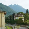 Blick aus dem Hotel auf die Via Papa Paolo VI und die Gebirge im Norden des Lago DIseo