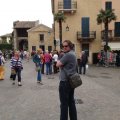 Auf der Piazza Castello neben dem Eingangstor nach Sirmione die Kirche SantAnna della Rocca