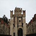 Das Eingangstor an der Largo Goethe des Castello di Sirmione oder Castello Scaligero