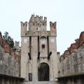 Das Eingangstor an der Largo Goethe des Castello di Sirmione oder Castello Scaligero