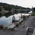 Schiffsanleger am Po. Hinten die Ponte Umberto I