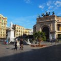 Teatro Politeama Garibaldi an der Piazza Ruggiero Settimo mit der Statue des Ruggiero Settimo