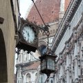 Uhr an einer Hausecke der toskanischen Bank auf der Piazza del Duomo