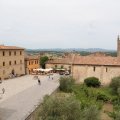 Blick von der Mauer auf Monteriggionis Piazza Roma und der Chiesa di Santa Maria
