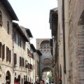 Die Hauptstrasse San Gimignanos, die Via San Giovanni mit dem Südtor Porta San Giovanni
