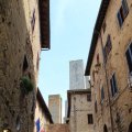Via San Matteo mit dem Arco della Cancelleria (im Hintergrund der Torre Pettini und die Torri dei Salvucci)