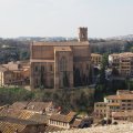 Blick vom Dach des Duomo di Siena auf die Basilica di San Domenico