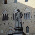 Statue auf der Piazza Salimbeni