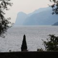 Ausblick vor der Kirche San Andrea auf den Gardasee (45°5209.2"N 10°5239.0"E)