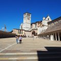 Piazza Inferiore di S. Francesco und die Basilica Papale e Sacro Convento di San Francesco in Assisi