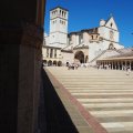 Piazza Inferiore di S. Francesco und die Basilica Papale e Sacro Convento di San Francesco in Assisi