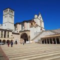 Piazza Inferiore di S. Francesco und die Basilica Papale e Sacro Convento di San Francesco in Assisi