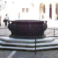 Brunnen im Innenhof des Palazzo Ducale