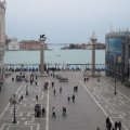 Blick von der San Marco Basilica auf die Säulen von San Marco und San Teodoro und auf die Piazzetta San Marco. Links der Dogenpalast und rechts die Biblioteca Marciana.