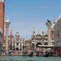 Piazzetta San Marco mit Monolithensäulen, Torre dell’Orologio, Basilica San Marco und Palazzo Ducale